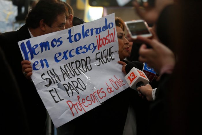 Gallito gobierno – profesores sigue escalando: docentes interrumpen actividad presidencial y Piñera los manda a clases