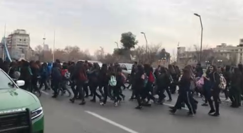 Estudiantes secundarios se concentran en Baquedano para protestar contra Aula Segura