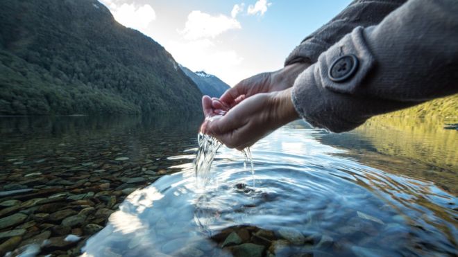 Qué hay detrás de la moda de beber agua cruda (y los riesgos para la salud)
