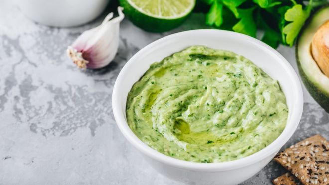 El «falso guacamole»: la salsa verde que sirven en muchos restaurantes mexicanos y que no lleva palta