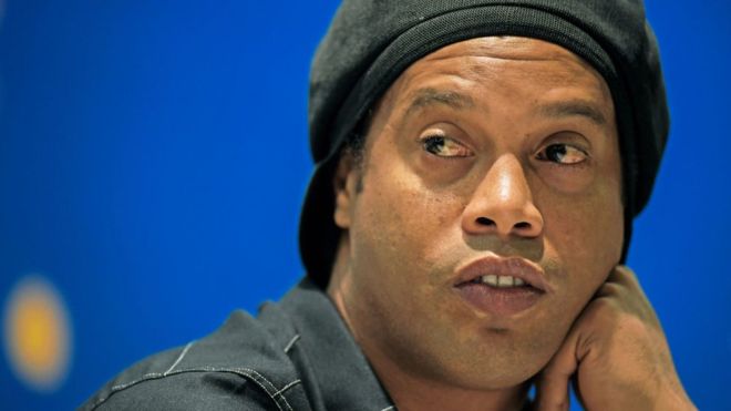 Embargan 57 propiedades y le retienen los pasaportes a Ronaldinho por impago de multas millonarias