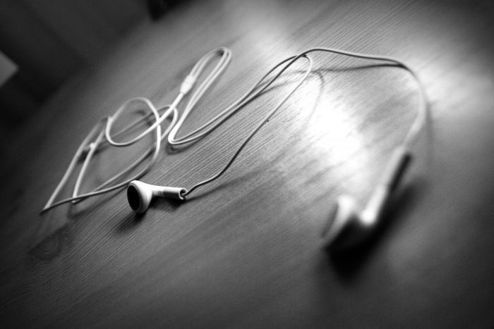 Audífonos y música a alto volumen: la práctica que aqueja al oído juvenil (y como evitar sus riesgos)