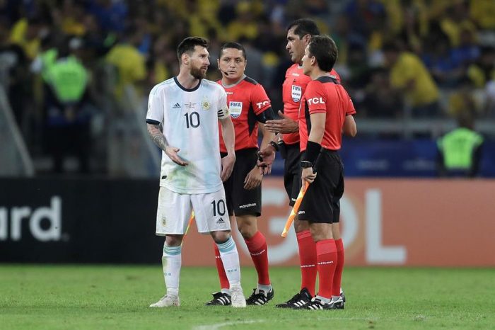 Messi explota contra el arbitraje tras la eliminación de Argentina: «Brasil maneja mucho en la Conmebol»