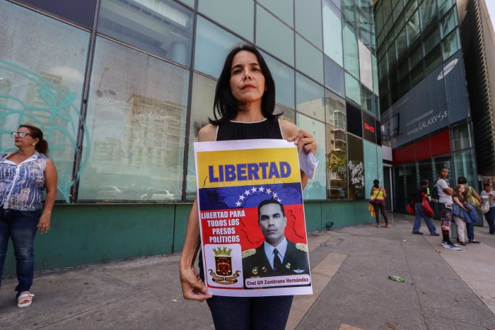 «Presos políticos» de Venezuela protestan tras muerte de militar detenido