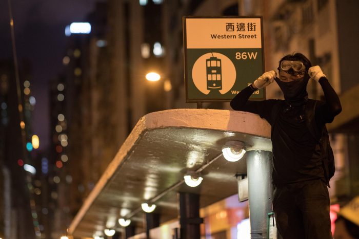 Hong Kong, conmocionada por el ataque impune a manifestantes en el metro
