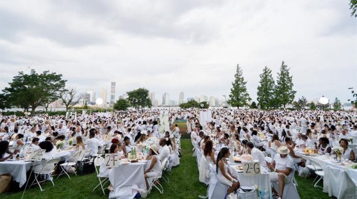 Miles de comidistas se dan cita en la cena «Le Dîner en Blanc» de Nueva York