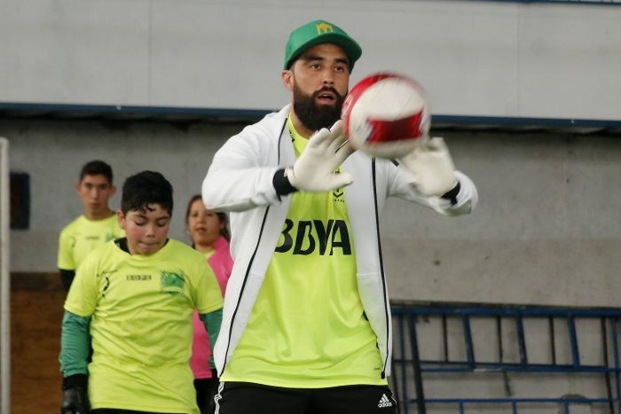 Claudio Bravo sale en defensa de Arias y le envía un mensaje a Rueda: «Estoy apto»