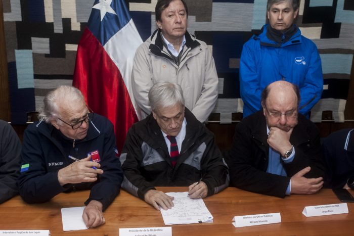 Piñera realiza visita express a Osorno para constatar normalización del suministro y emplazar a la empresa: hubo «una negligencia»