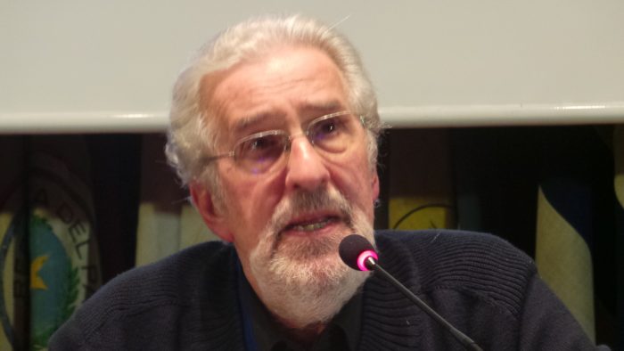 Llega a Chile el intelectual argentino que desenmascara a Vargas Llosa
