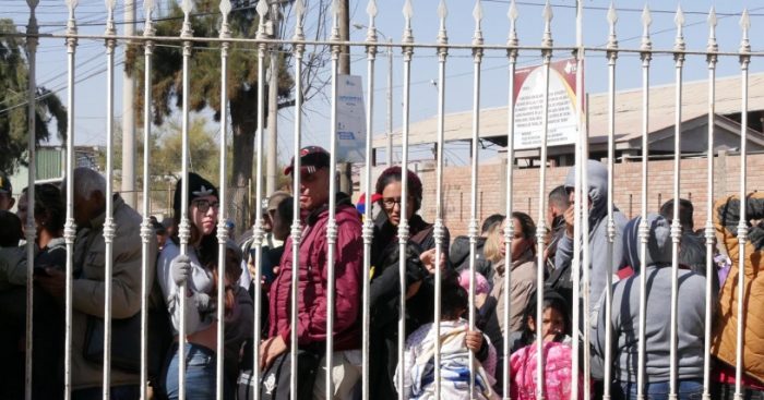 Y verás como quieren en Chile…: Cadem revela que el 57% de las personas no quiere dejar entrar a los migrantes varados en la frontera