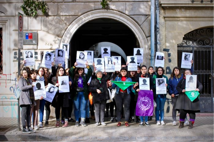 «Interpelamos a la justicia patriarcal»: múltiples organizaciones feministas intervinieron dependencias del Sernameg