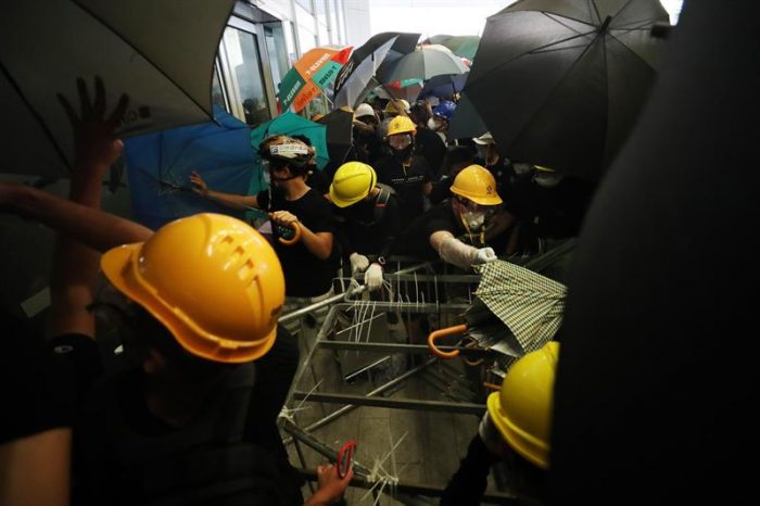 Protestas en Hong Kong: policías y manifestantes se enfrentan en el aniversario del retorno de la región a manos chinas