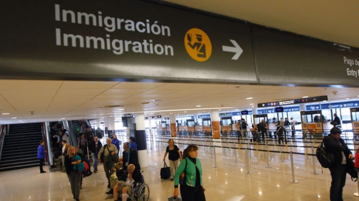 Informe del INE revela que la Región Metropolitana concentra la mayor cantidad de extranjeros viviendo en el país