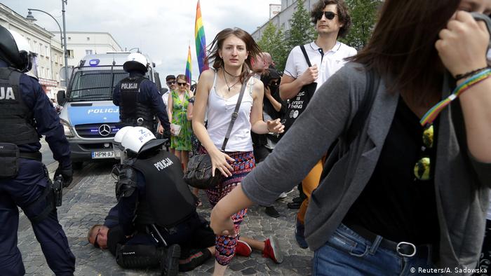 Ultranacionalistas atacan marcha del Orgullo LGBTI en Polonia
