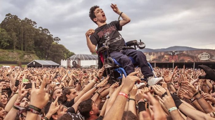 Metalero en silla de ruedas vivió concierto a lo rockstar en España
