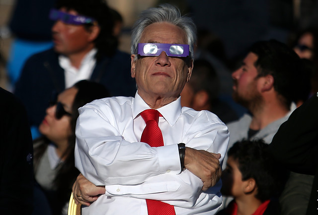 Piñera aprovecha eclipse para pedir poner «en marcha nuestro país»