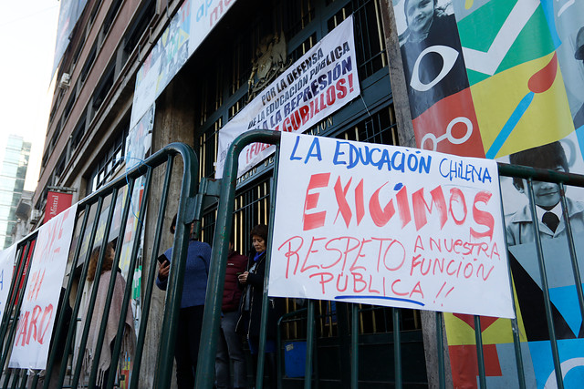 Encuesta Cadem: manejo de paro de profesores no permite a Piñera repuntar en aprobación ciudadana