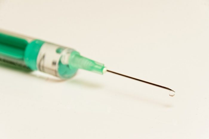 Infectólogo: “Vacunar a diferentes niños con una misma aguja es un importante riesgo para la salud”.