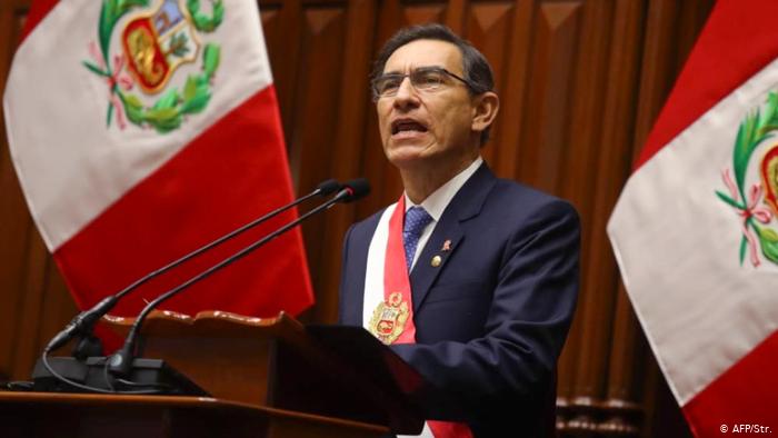 Vizcarra propone recortar su mandato y adelantar elecciones