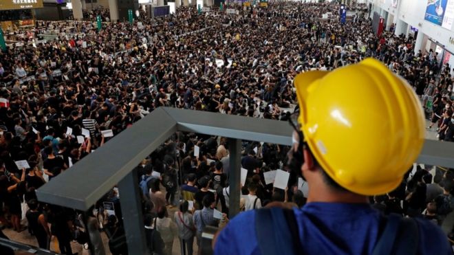 Protestas en Hong Kong: los manifestantes toman el aeropuerto y obligan a cancelar vuelos por segundo día consecutivo