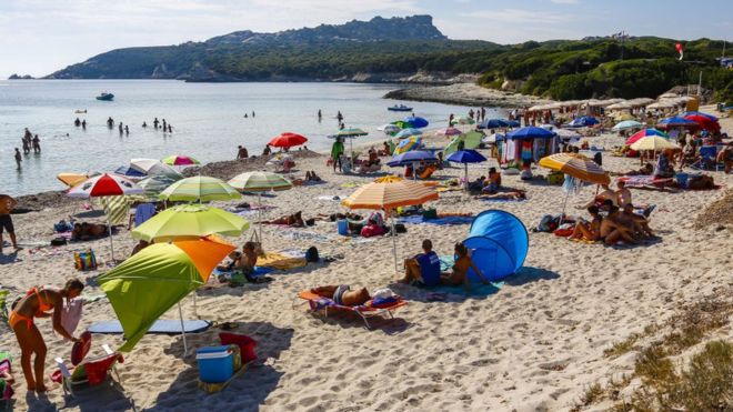 Cerdeña: los turistas que tomaron un «recuerdo» de una playa y ahora enfrentan una pena de prisión en Italia