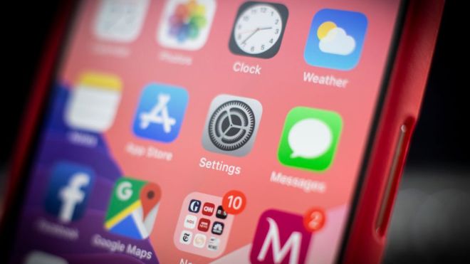 El error de Apple que permite «liberar» los iPhone (pero también los hace más vulnerables)