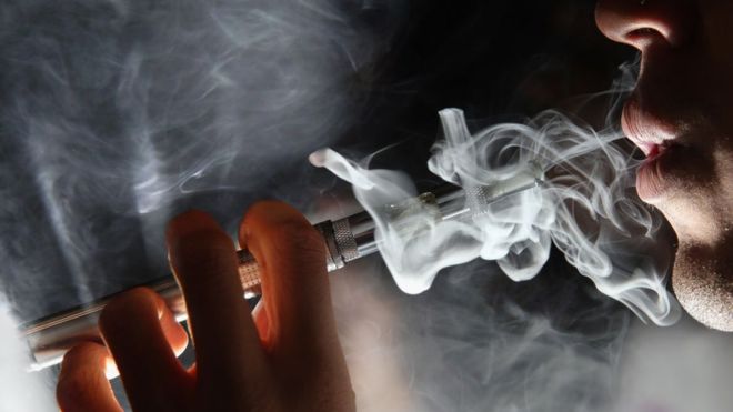Cigarrillo electrónico: la «inexplicable enfermedad» que causó la primera muerte asociada al uso de vaporizadores