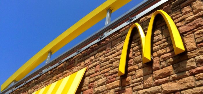 McDonald’s suma y sigue: hombre halla gusano en una hamburguesa de local santiaguino