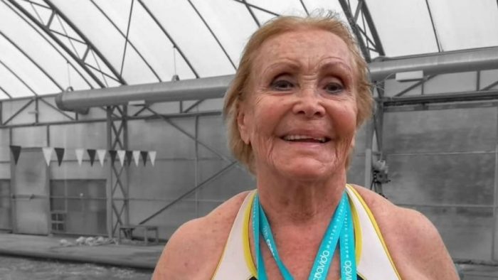 Todo un récord: con 84 años Eliana Busch obtiene plata en Mundial de Natación