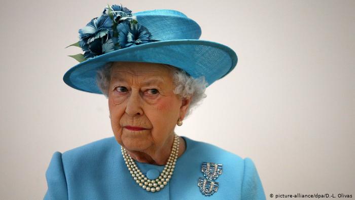 Isabel II aprueba la solicitud de Johnson de suspender temporalmente al Parlamento británico