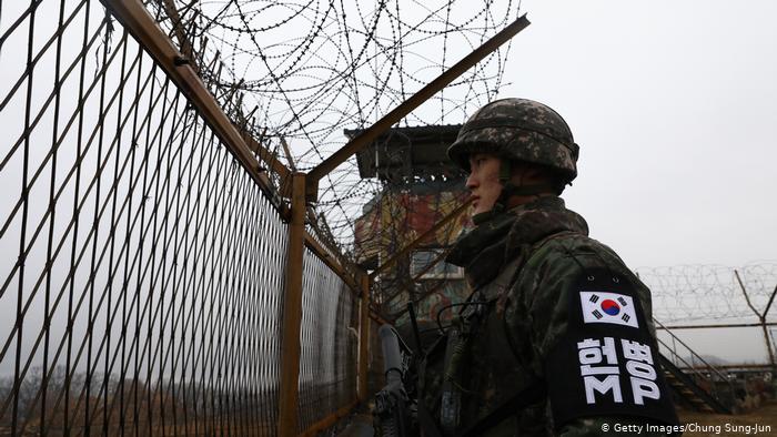 Soldado norcoreano cruza la frontera entre las dos Coreas