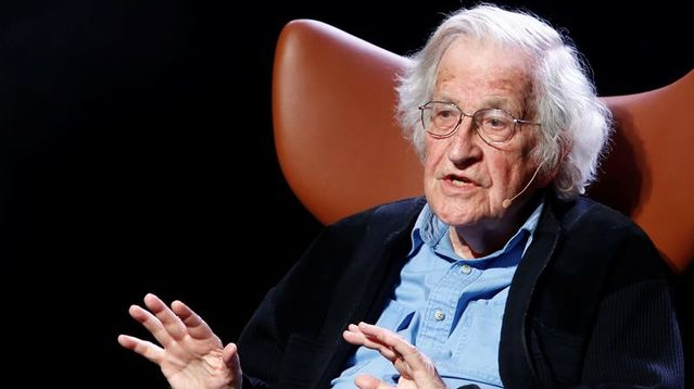 Noam Chomsky dispara sin recelos: «Las quemas en la Amazonia son un crimen de lesa humanidad»