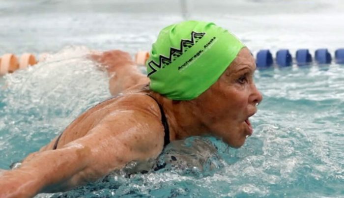 «Piscina Eliana Busch Herrera»: el homenaje a la nadadora y campeona nacional de 84 años