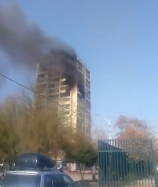 Pánico en Recoleta: Bomberos logró controlar incendio que se inició en el piso 11 de un edificio