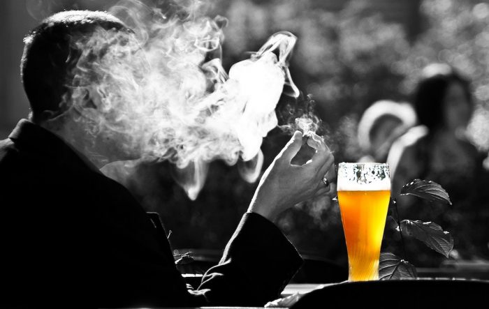 España propone endurecer leyes que regulan el consumo de alcohol y tabaco, ¿qué pasa con Chile?