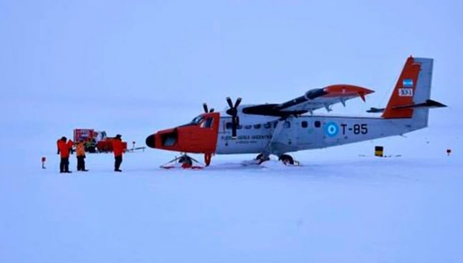 Tripulantes de avión argentino fueron rescatados por la FACh tras accidente en la Antártida