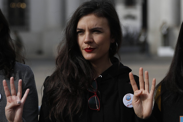 Sigue el round con el Gobierno: Camila Vallejo pide a Monckeberg dejar que el proyecto de 40 horas “siga su trámite en paz”