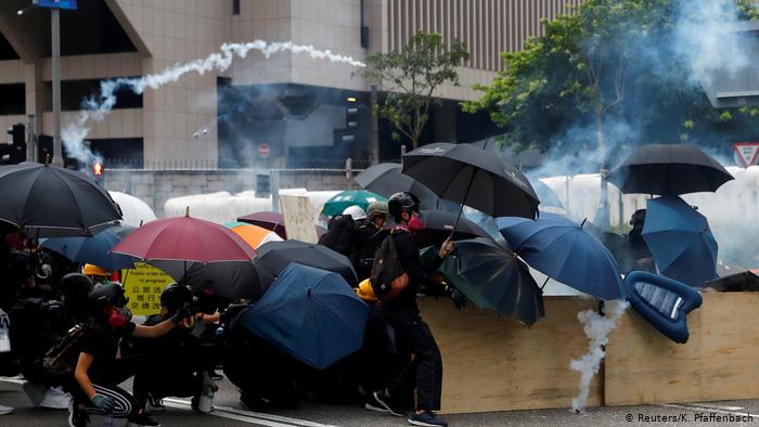 Lluvia y prohibición policial no evitan nueva marcha masiva en Hong Kong