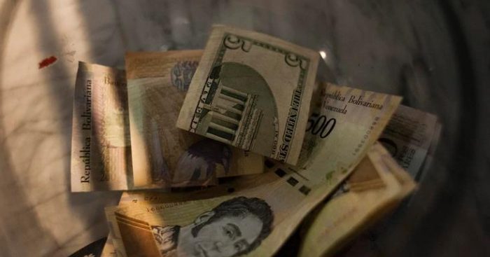 Ni los dólares salvan a venezolanos de la ira inflacionaria
