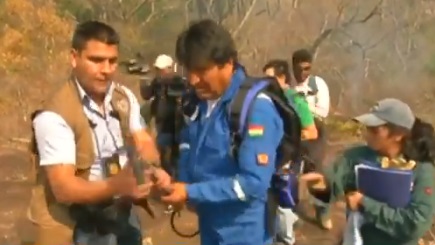 Manos a la obra: Evo Morales ayuda a combatir el fuego que arrasa en la Amazonía boliviana