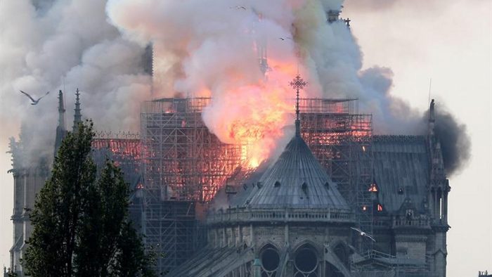 Experto en patrimonios adelanta qué pasaría si en Chile ocurriera un desastre como el de Notre Dame: «Será una desgracia para la identidad cultural»