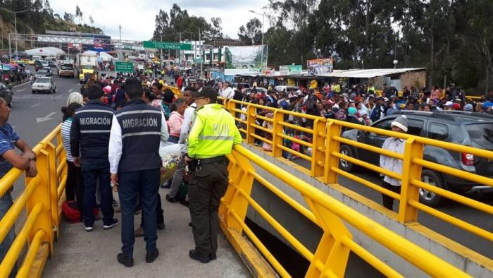 «¡Queremos pasar!»: el grito desesperado de venezolanos en la frontera de Colombia con Ecuador