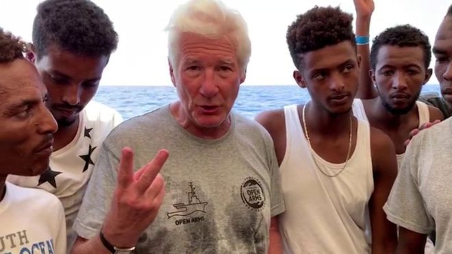 «Que se lleve a los migrantes a Hollywood»: el duro cruce entre el actor Richard Gere y el ministro de Interior de Italia por un barco a la deriva en el Mediterráneo