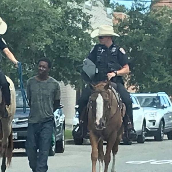 La polémica foto de dos policías a caballo en Texas que llevaban a un hombre negro esposado y con una cuerda
