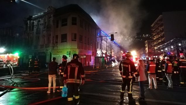 Incendio afecta a unos 20 locales en Valparaíso y deja varios damnificados