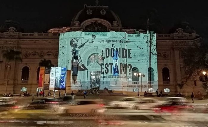 INDH conmemoró Día del Detenido Desaparecido con proyección en el Frontis del Museo de Bellas Artes