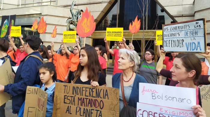 El fuego en la Amazonía moviliza al mundo y enfrenta a Bolsonaro con las potencias europeas
