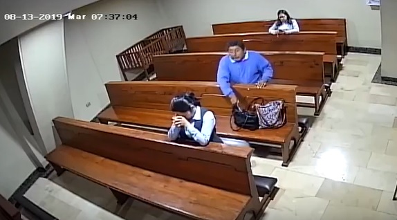 Insólito: hombre roba celular a mujer que rezaba en iglesia ecuatoriana