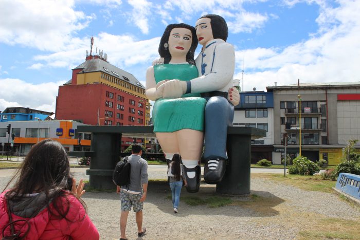 Seguirán «sentados frente al mar»: polémica escultura no será retirada de la costanera de Puerto Montt