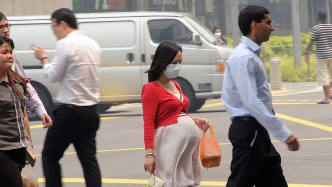 El estudio que revela que la contaminación del aire «atraviesa la placenta» de mujeres embarazadas